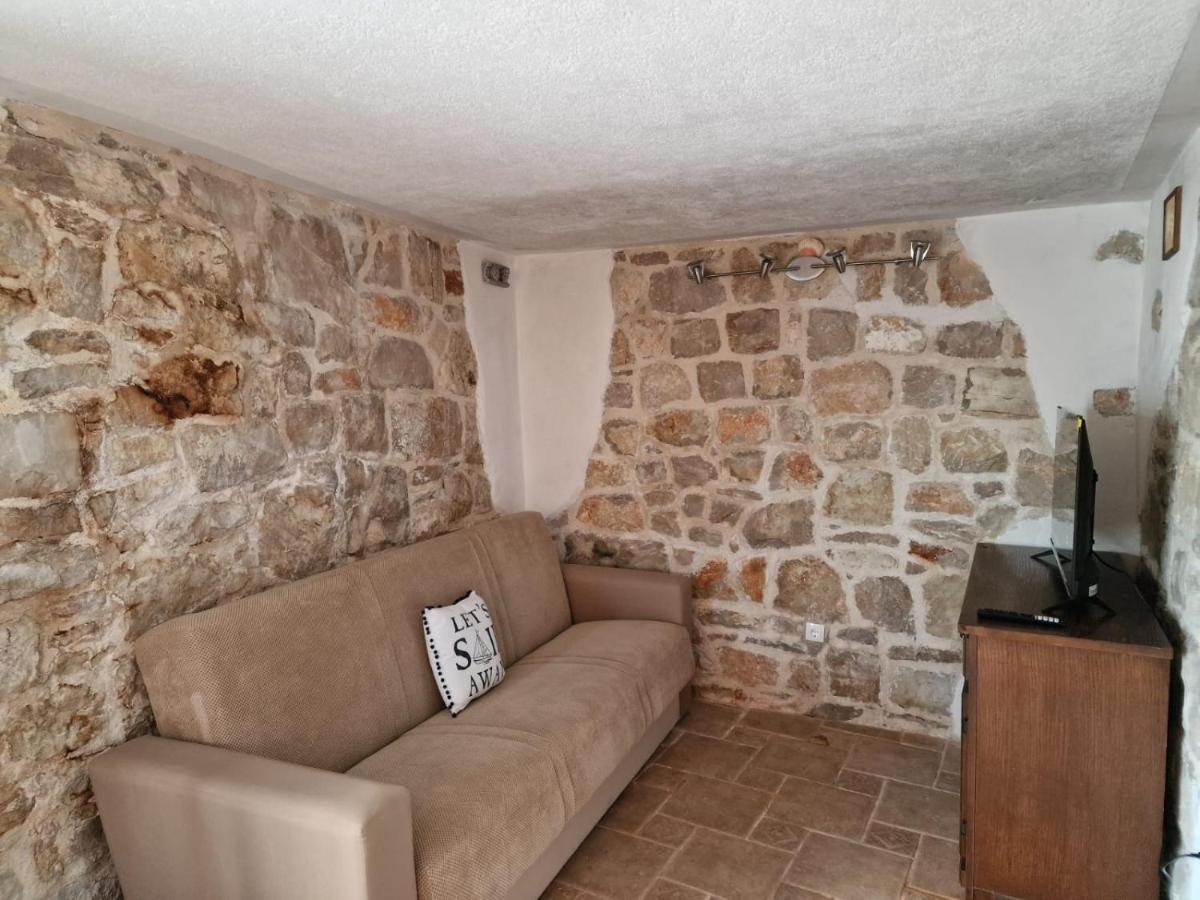 House Riva Apartman Pirovac Kültér fotó